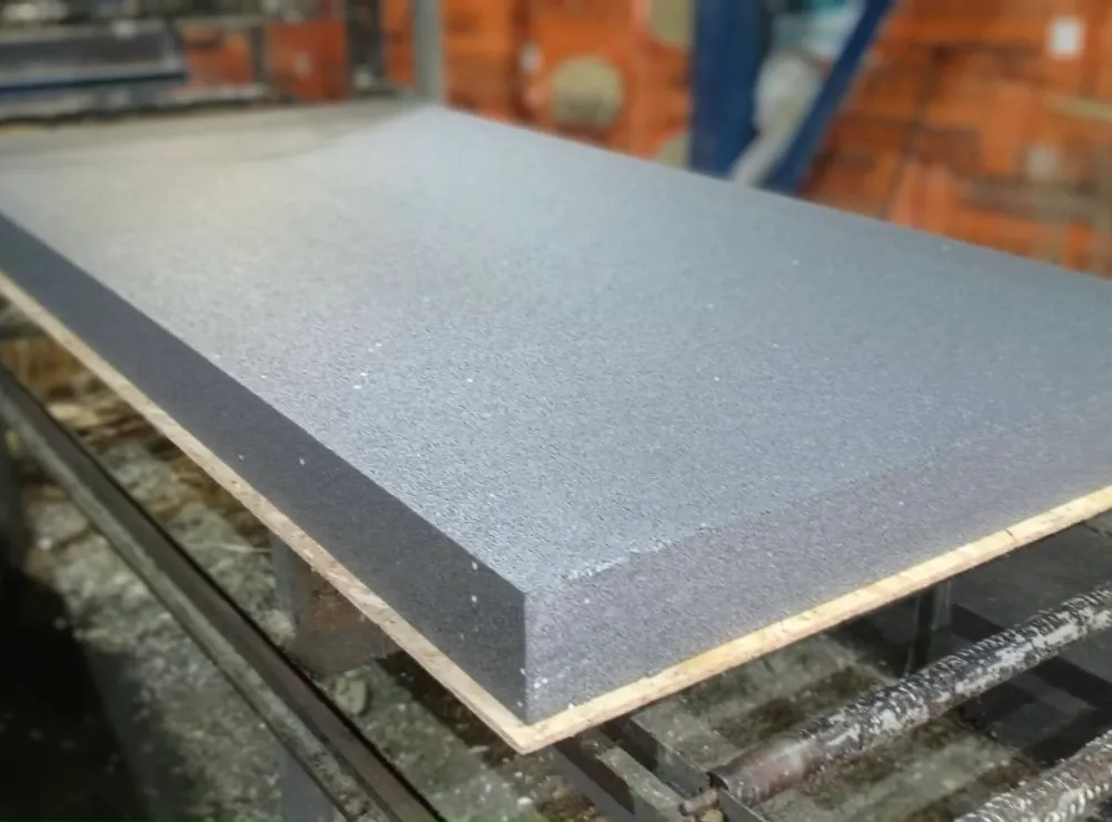 Утеплитель NEOPOR на OSB — этап склейки СИП-панели